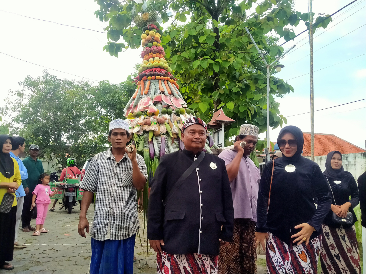 Lestarikan Kearifan Lokal, Pemdes Pangarengan Sampang Gelar Kirab Budaya