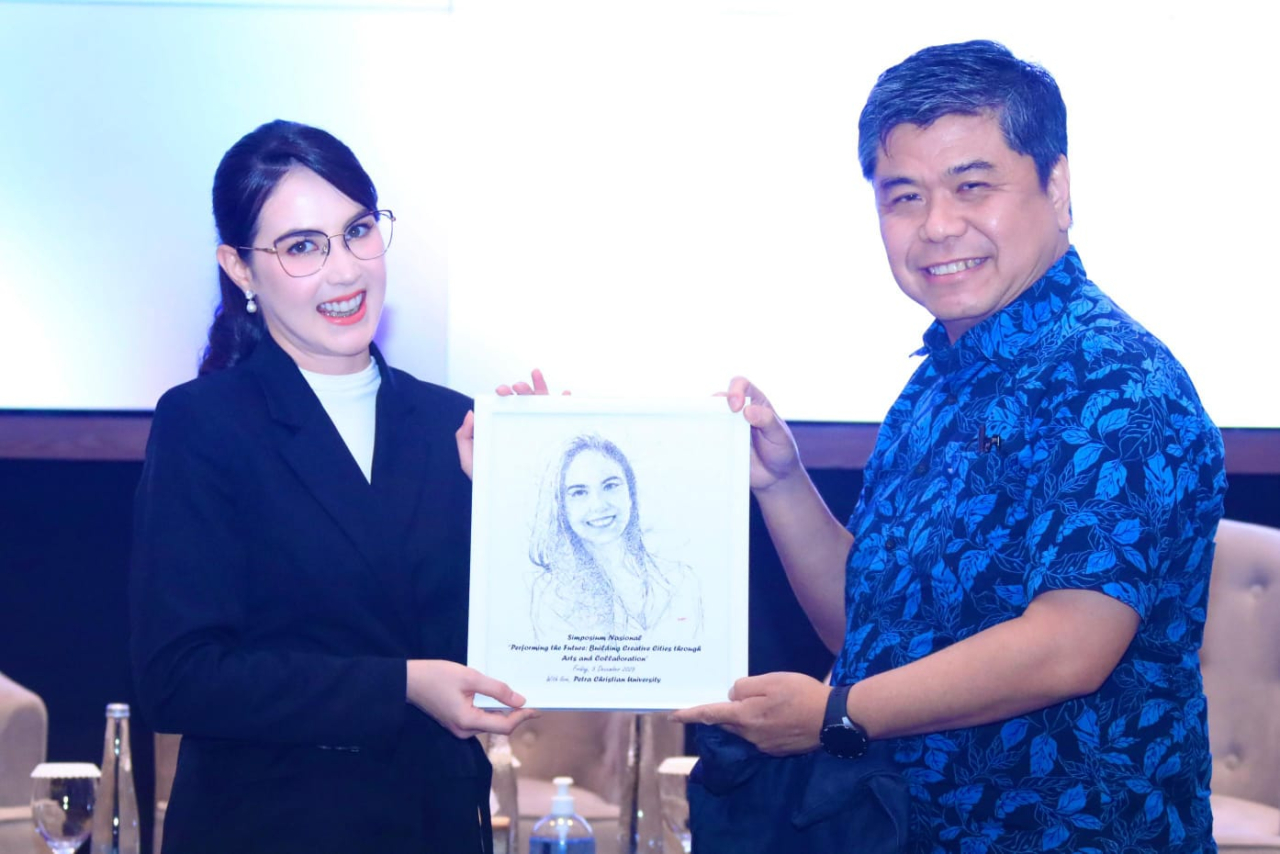 Manfaatkan AI dan Ruang Kolaborasi, Ketua Dekranasda Jatim Dorong Anak Muda Jadi Motor Ekonomi Kreatif