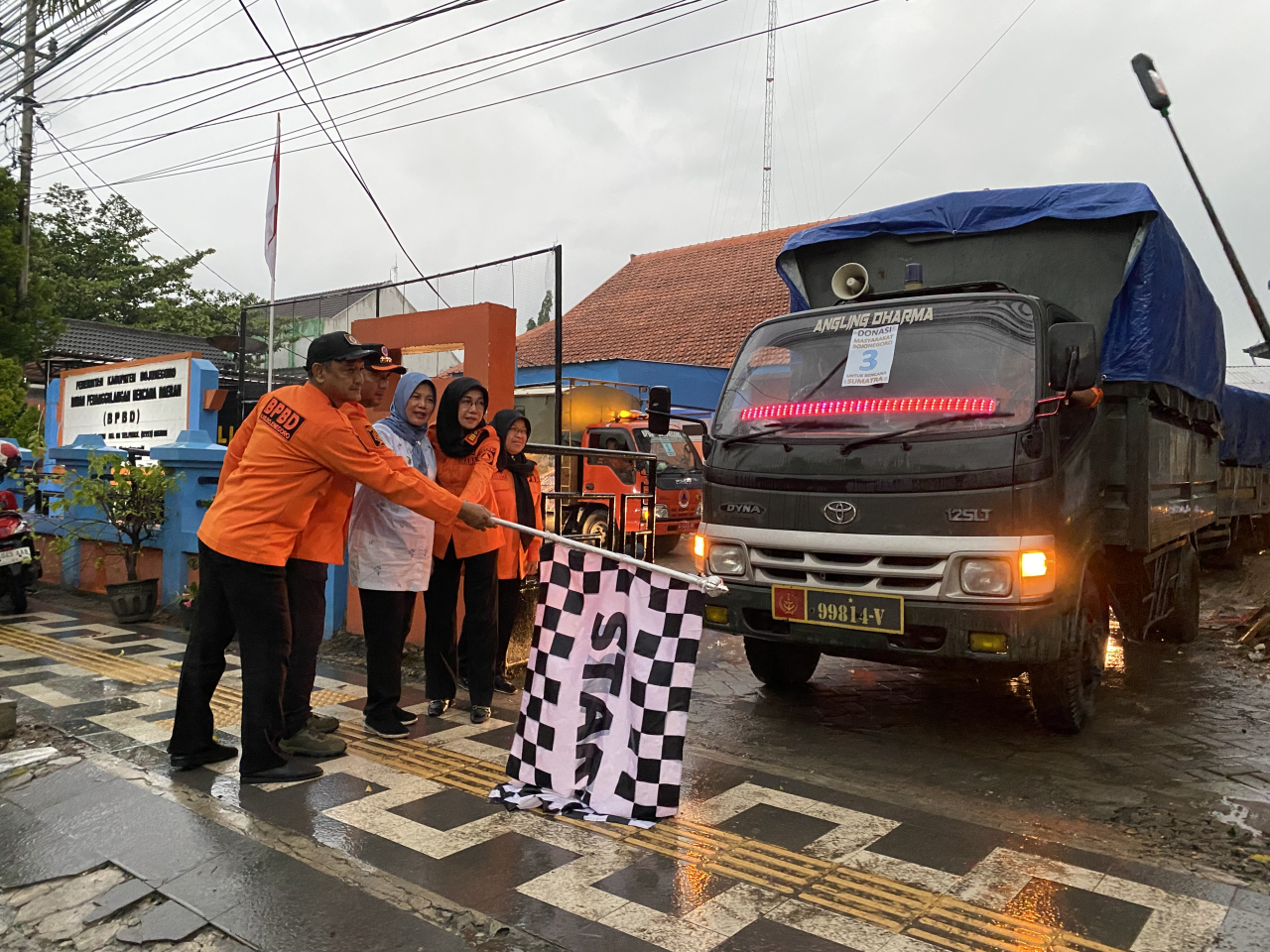 Wabup Bojonegoro Berangkatkan Delapan Truk Bantuan Kemanusiaan Menuju Korban Bencana di Sumatera