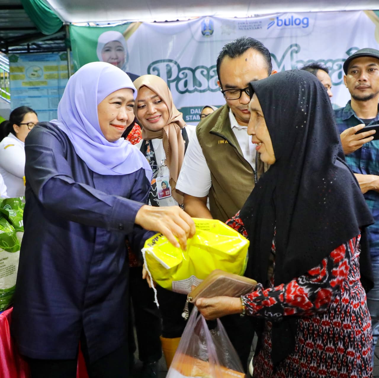 Pasar Murah ke-286 di Sidoarjo Tetap Diserbu Warga; Gubernur Khofifah: Kami Jamin Stabilisasi Harga Jelang Nataru