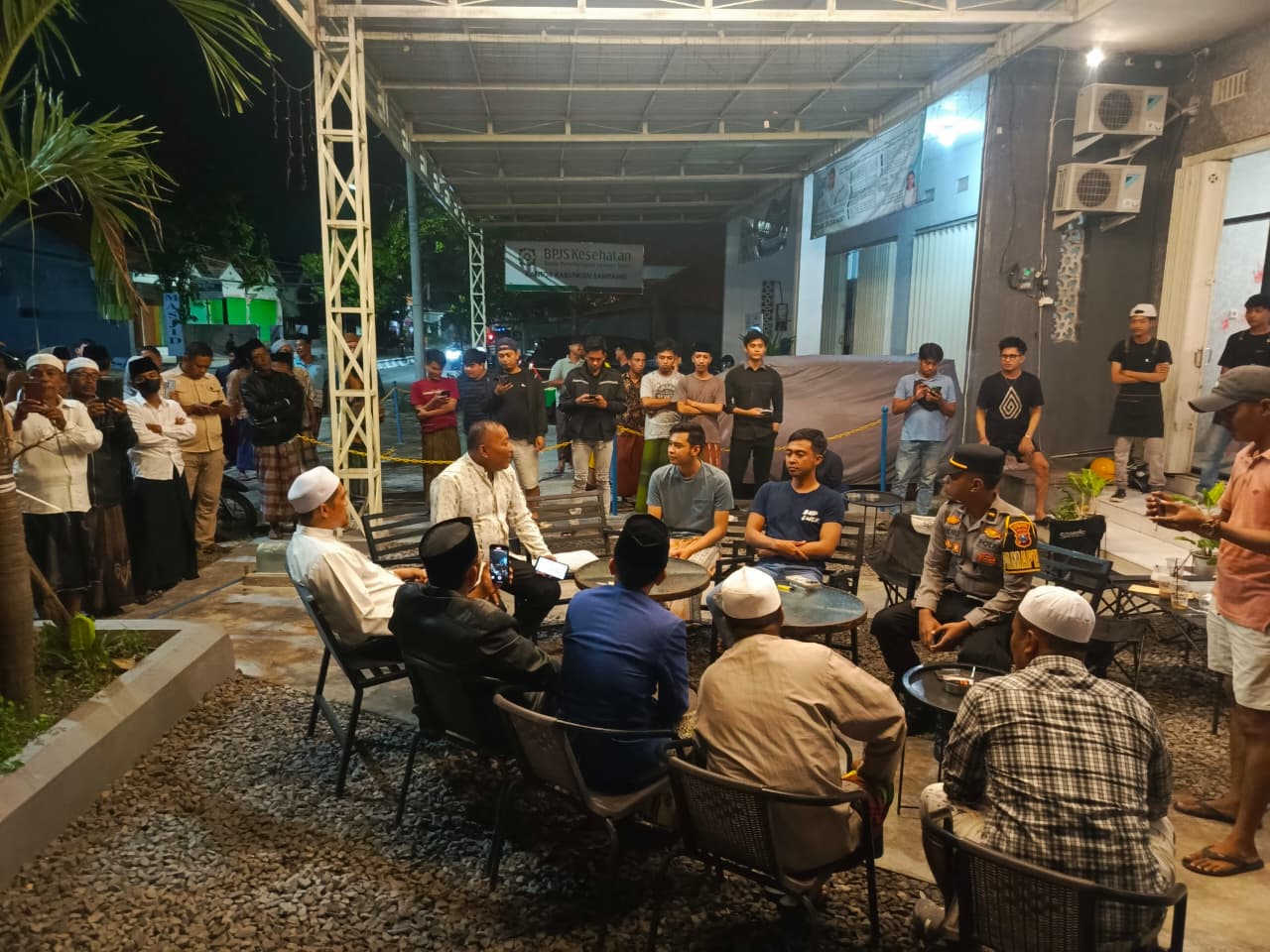 Konten Dinilai Melecehkan Ulama, Puluhan Massa di Sampang Geruduk Lyco Cafe Tuntut Klarifikasi dan Penghapusan Video