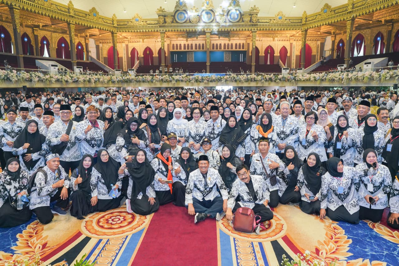 Gubernur Khofifah Hadiri Puncak HUT PGRI ke-80 & HGN 2025 Jatim