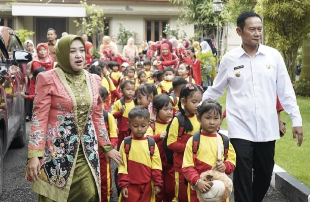 Sambut Siswa TK di Pendopo, Pak Yes dan Bunda PAUD Lamongan Tanamkan Cita-Cita Tinggi Sejak Dini