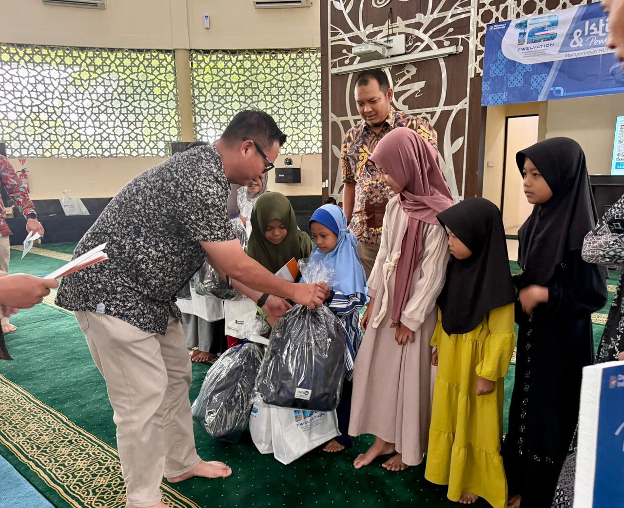 Rayakan HUT ke-12, Terminal Teluk Lamong Perkuat Keberkahan Usaha Lewat Doa Bersama dan Santunan Anak Yatim