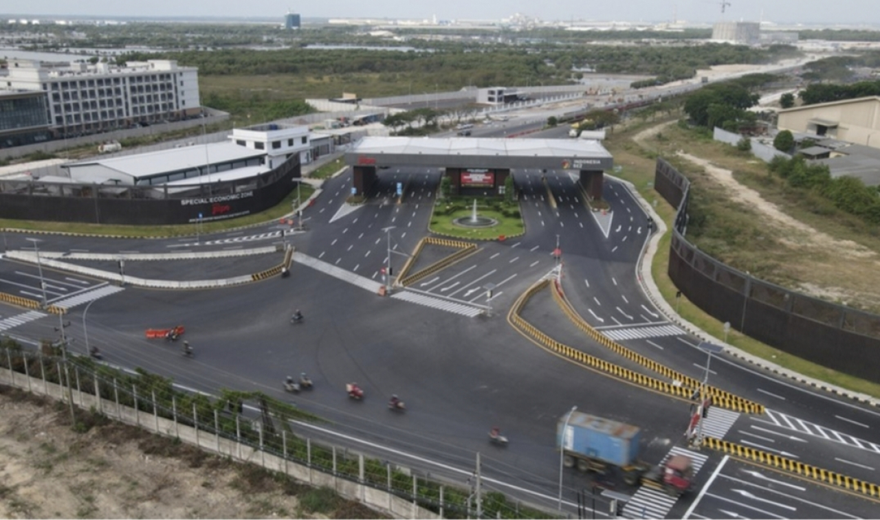 Tingkatkan Keselamatan Jalan Daendels, KEK Gresik JIIPE Fasilitasi Aktivasi APILL di Akses Utama