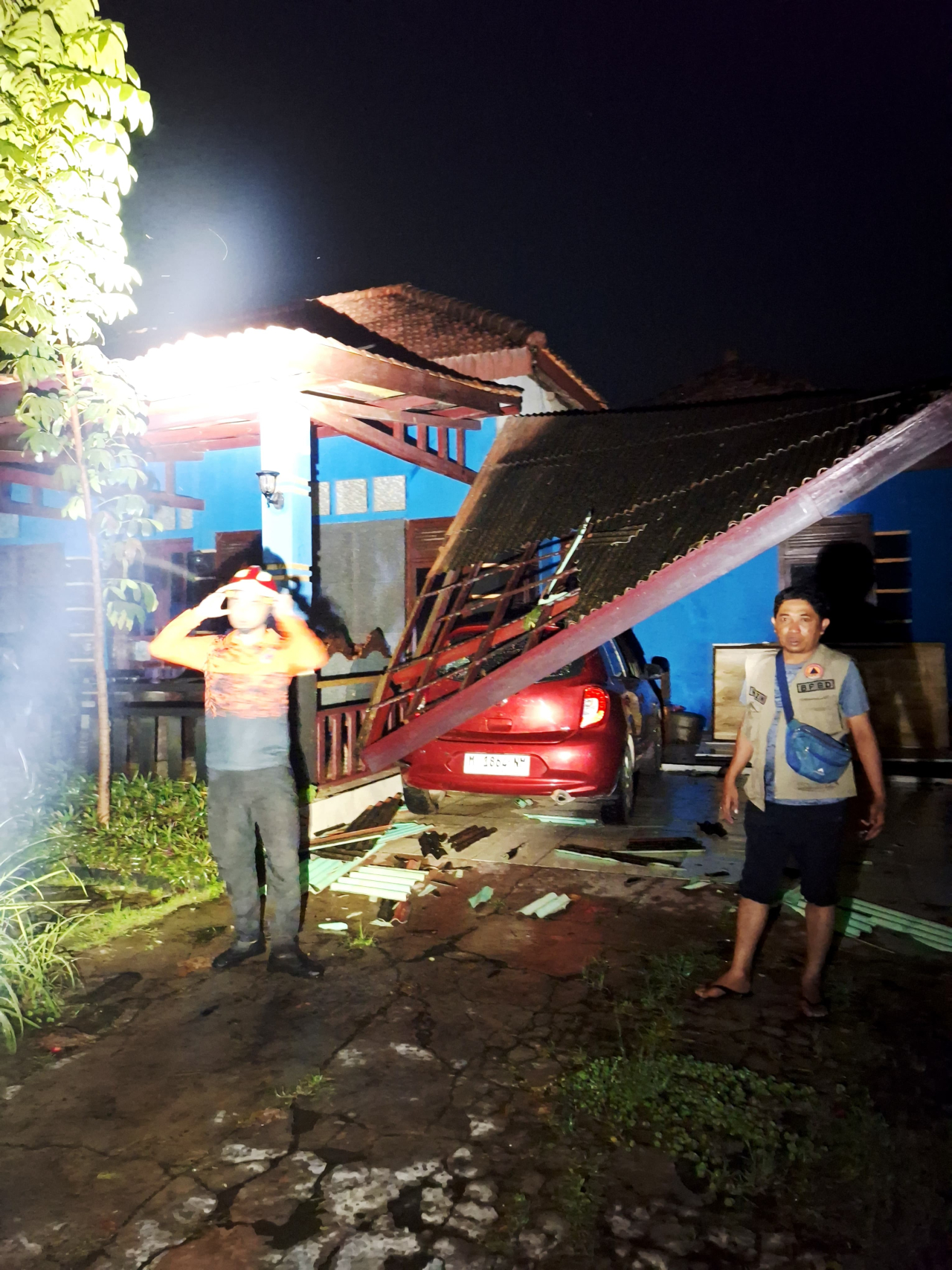 Gudang Ambruk Tutupi Jalan, Arus Lintas Pantura Sampang Macet Total 2 Jam Diterjang Puting Beliung