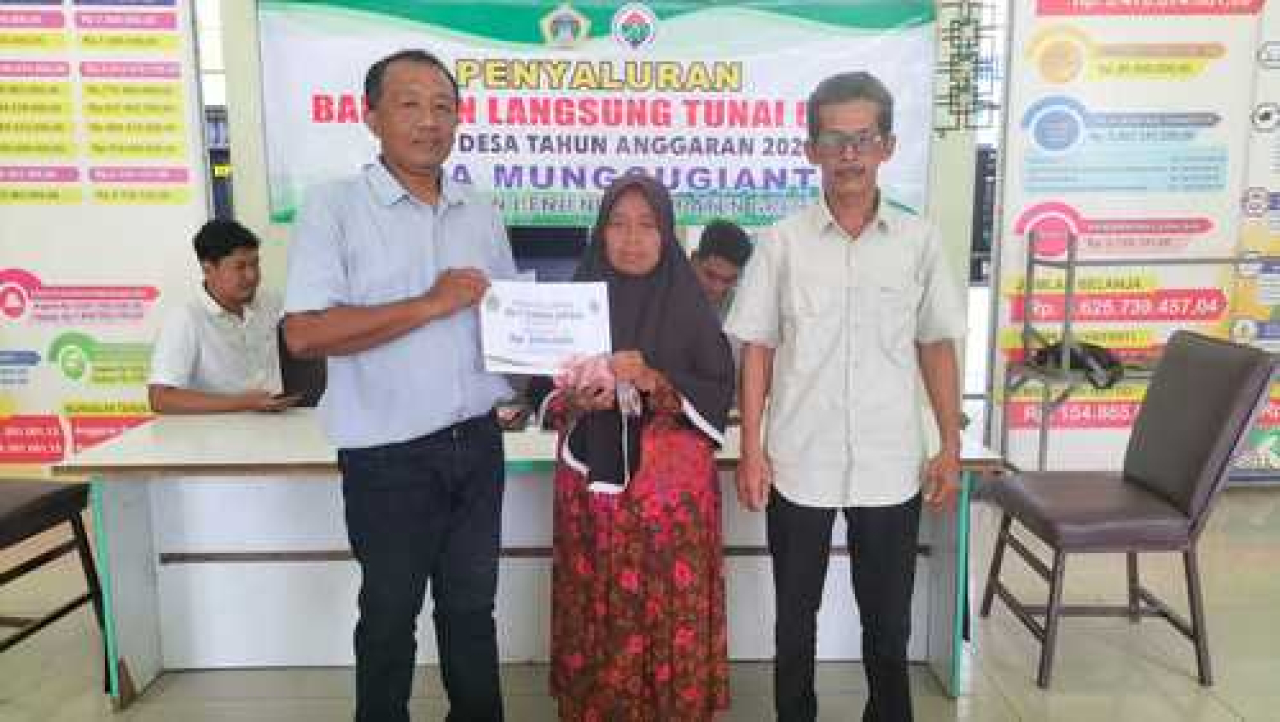 Pemdes Munggugianti Benjeng Gresik Salurkan BLT ke-11 kepada 20 Warga Rentan