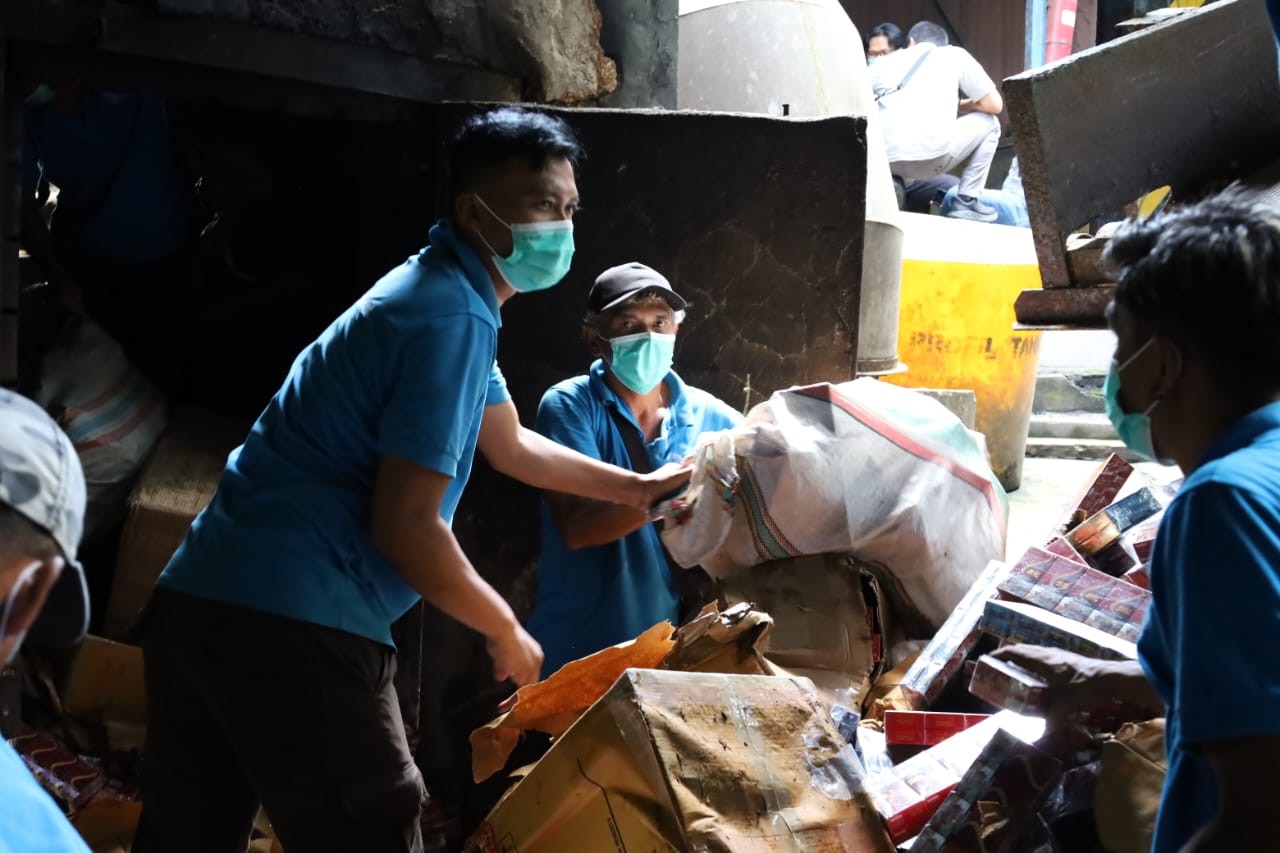 Pemkab Gresik Musnahkan Rokok dan MMEA Ilegal Senilai Rp9,63 Miliar