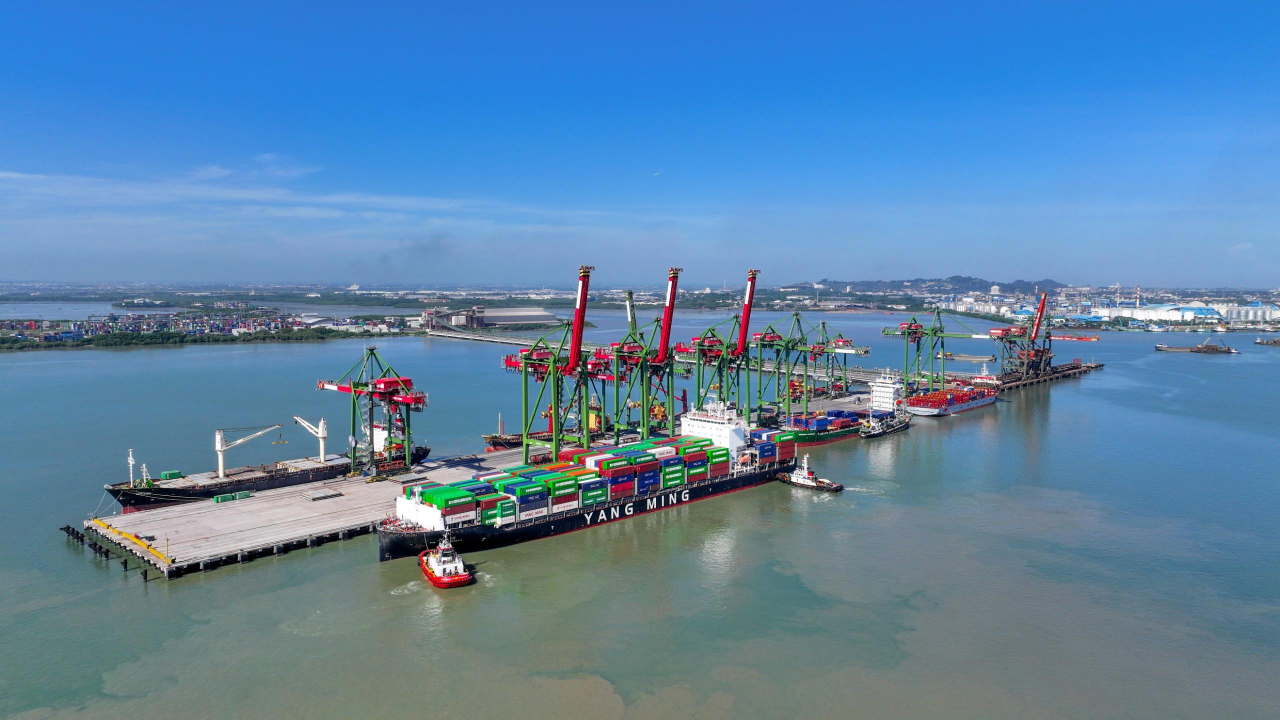 Maiden Voyage MV YM CONTINUITY Perkuat Konektivitas Global Terminal Teluk Lamong