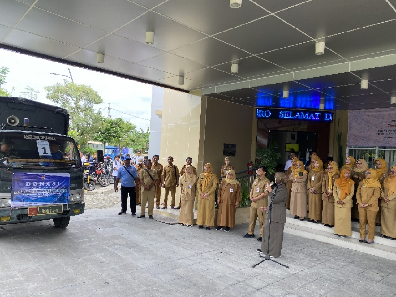 Pemkab Bojonegoro Berangkatkan 18 Truk Bantuan Kemanusiaan Bojonegoro untuk Sumatera