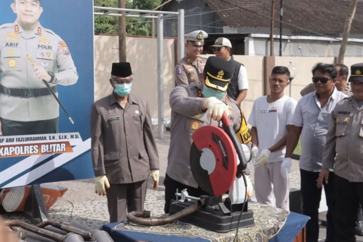 Jelang Tahun Baru, Polres Blitar Hancurkan Knalpot Brong
