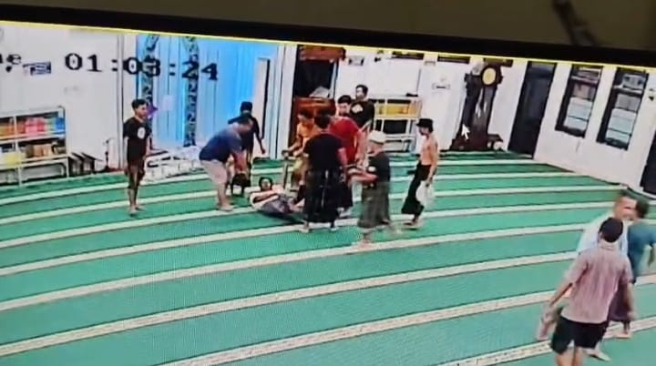 Umumkan Kiamat Sudah Tiba dari Toa Masjid, ODGJ Ini Diamankan Warga Sampang