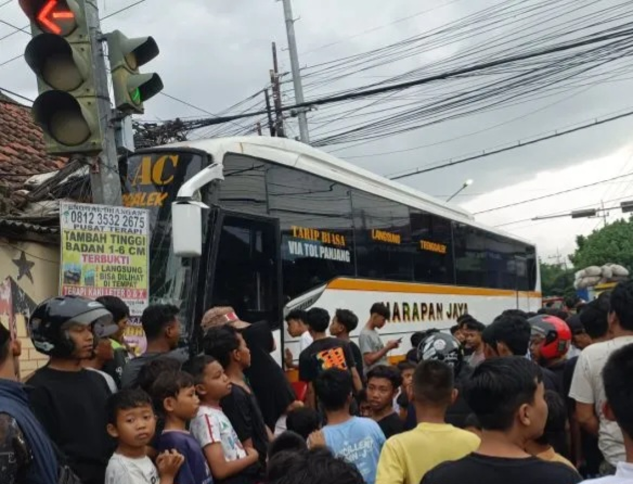 Bus Harapan Jaya Senggol Motor dan Seruduk Mobil di Kediri