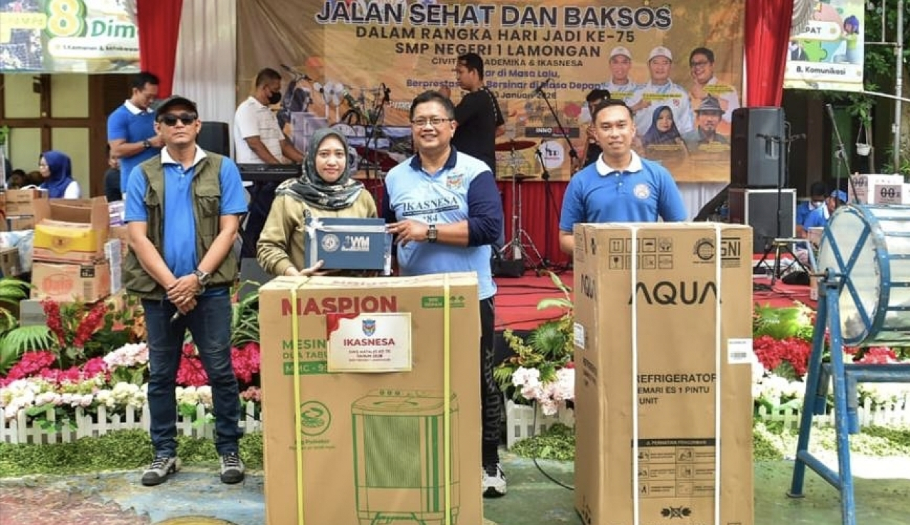 Reuni Tokoh Nasional dan Daerah: Bupati Yes bersama Wamen Transmigrasi Berangkatkan Jalan Sehat 75 Tahun SMPN 1 Lamongan