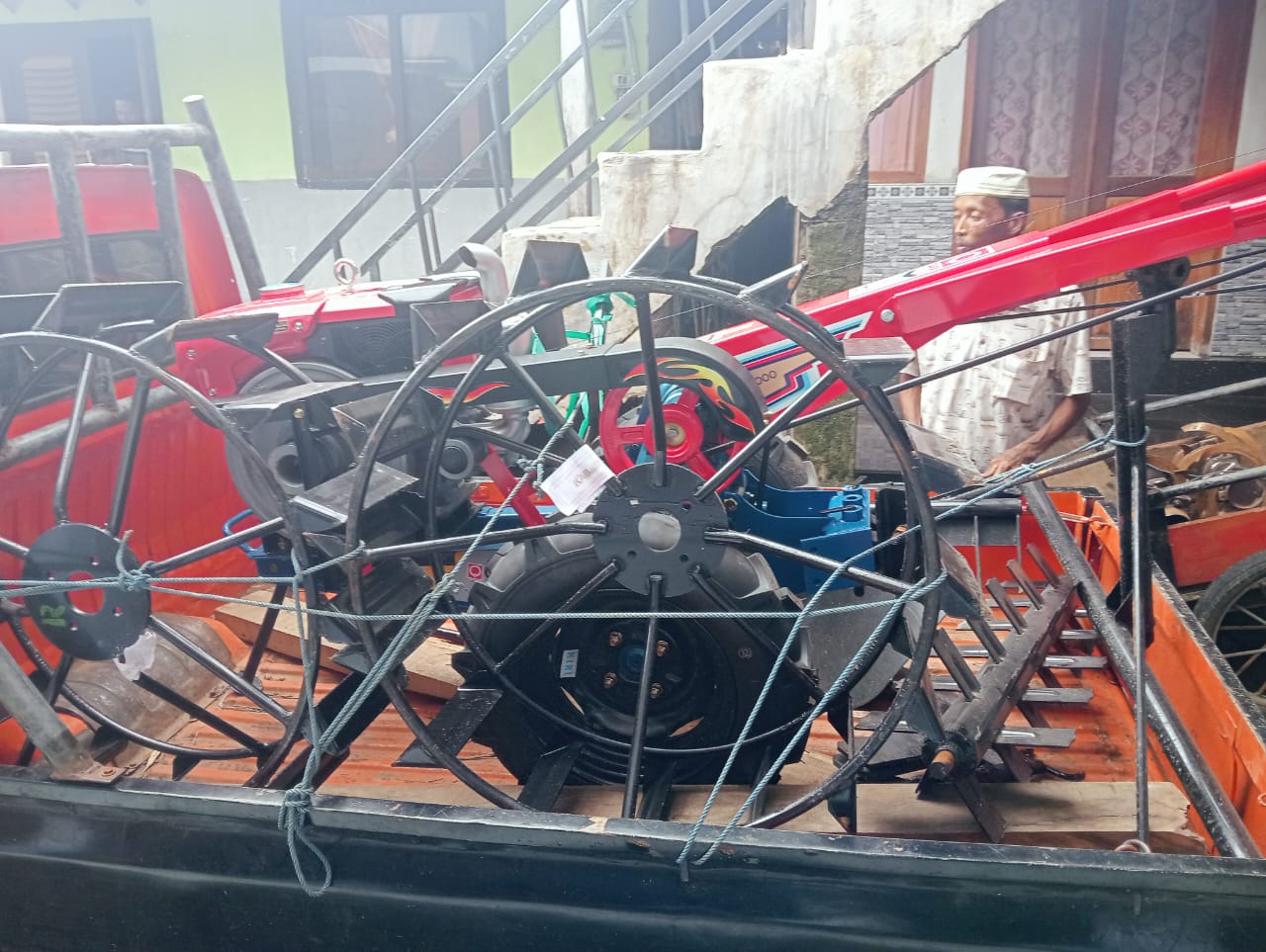 Perkuat Ketahanan Pangan, Anggota DPRD Jatim Eko Yunianto Salurkan Hand Traktor untuk Petani