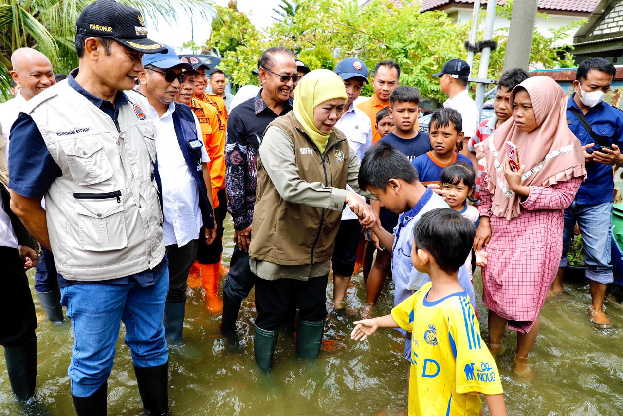 Pastikan Penanganan Cepat, Gubernur Khofifah Tinjau Banjir dan Salurkan Ribuan Bantuan untuk Warga Lamongan