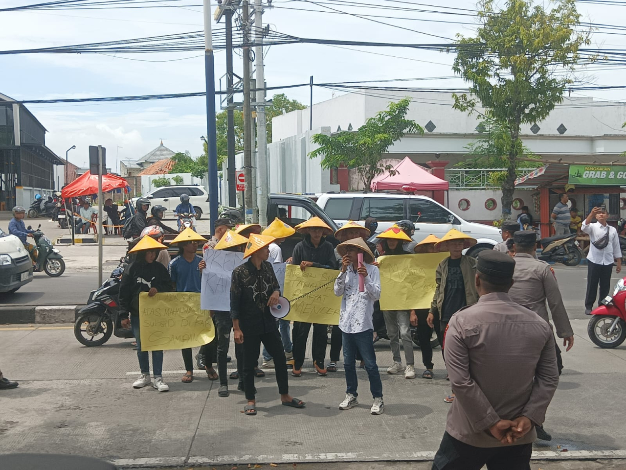 Demo Ricuh di Dinas Pertanian Sampang, Mahasiswa Tuntut Mafia Pupuk Ditindak dan Usut Hilangnya Hand Traktor