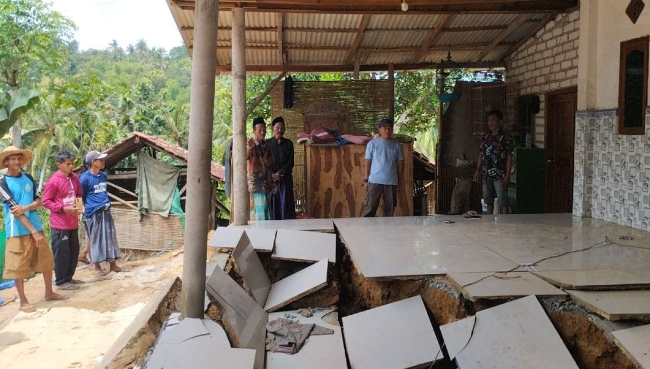 Tanah Bergerak Hantam Pasean Pamekasan, 47 Jiwa Dievakuasi dan Belasan Bangunan Rusak Berat