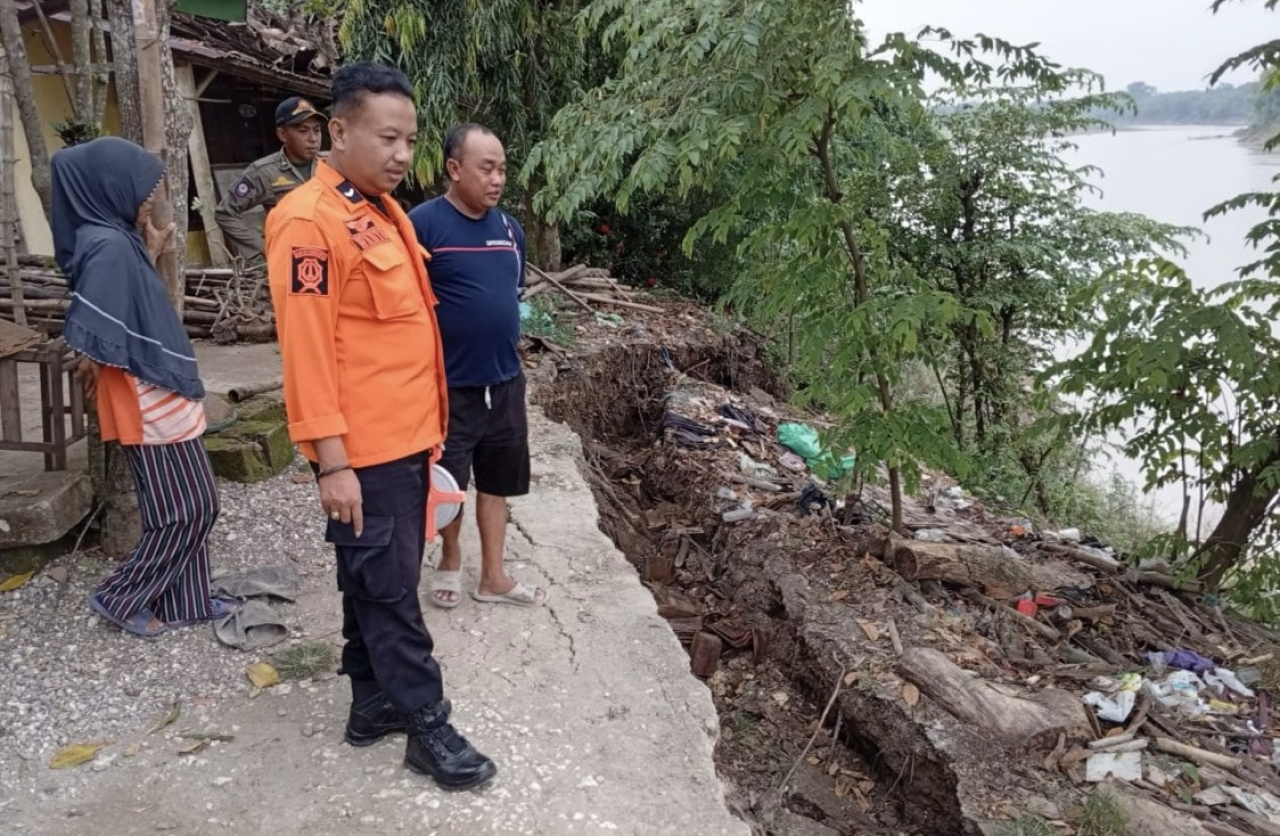 Tebing Bengawan Solo Longsor, Tujuh Rumah di Balen Bojonegoro Terancam Ambrol ke Sungai