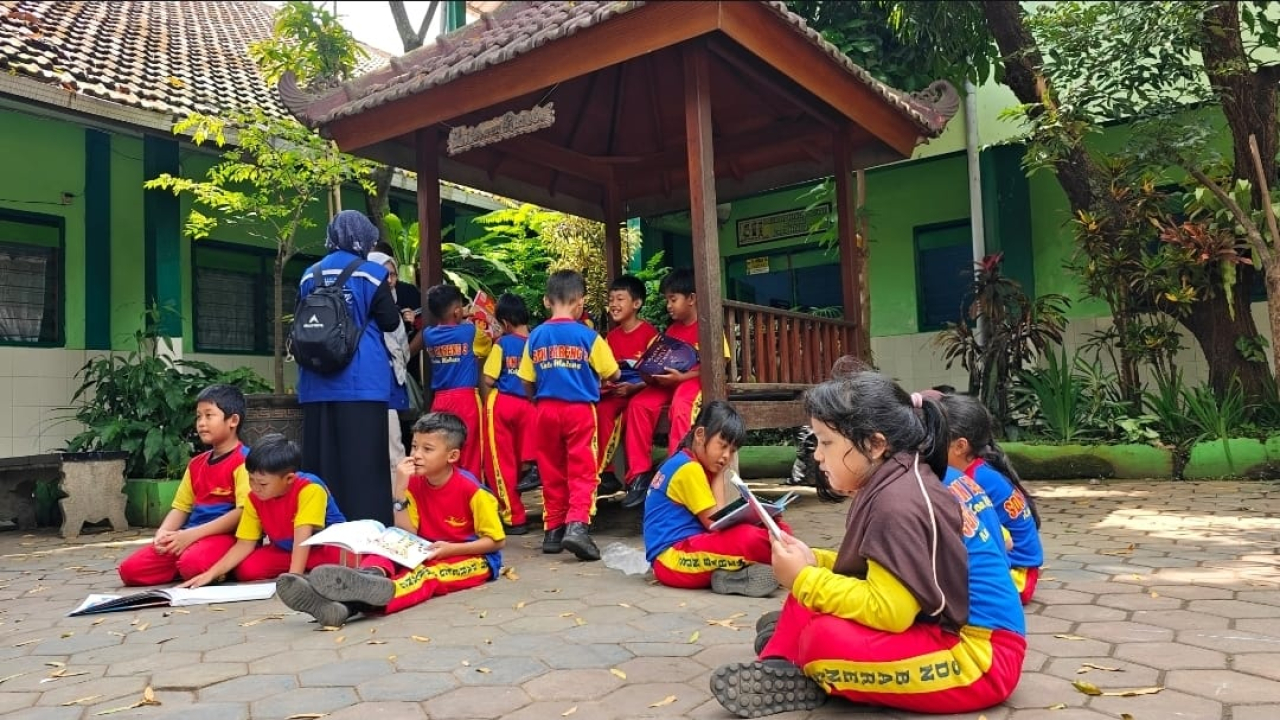 Bangun Fondasi Literasi, Pekerja PT Terminal Petikemas Surabaya Donasikan 800 Buku untuk SD di Malang