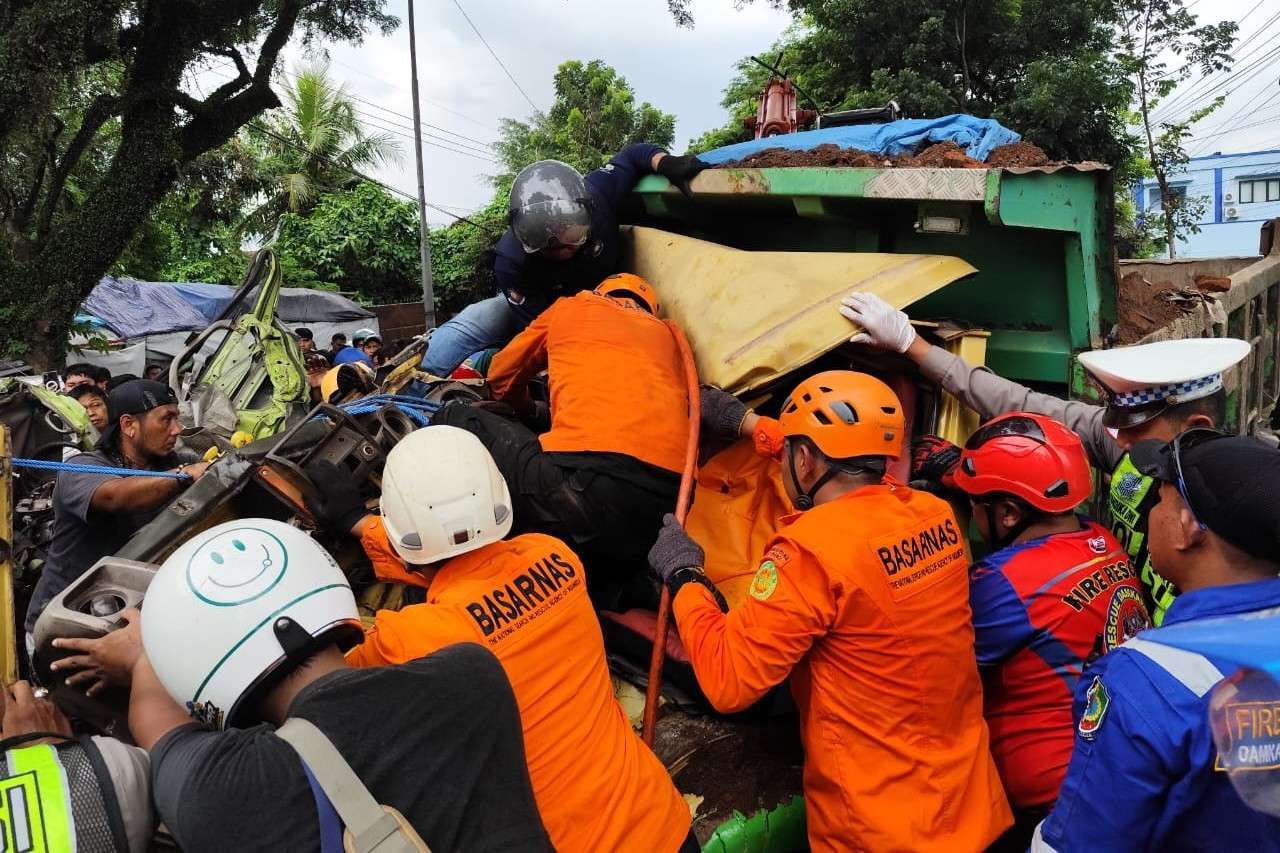 Kecelakaan Libatkan Truk Sirtu, Truk Bangunan dan Xenia di Kabat Banyuwangi
