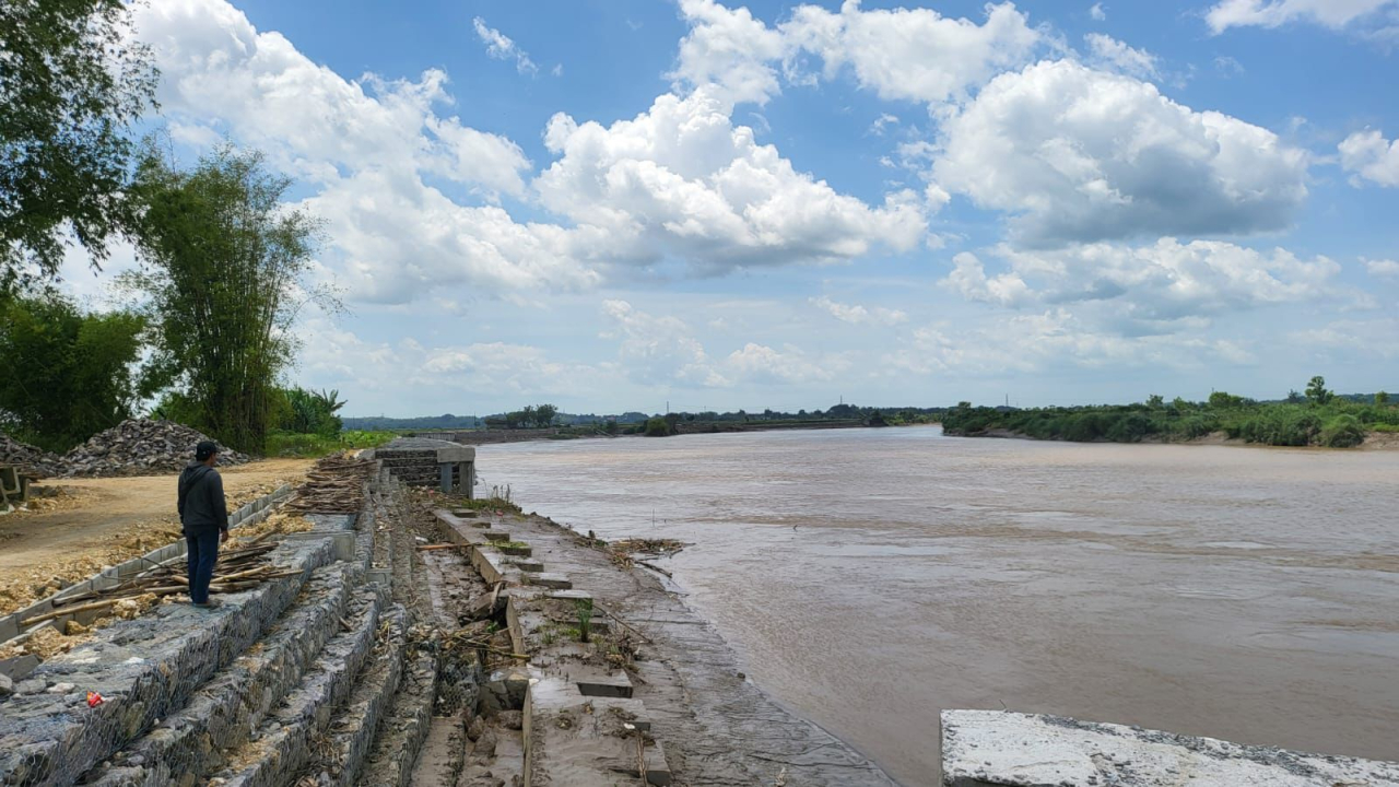 Dinding Penahan Tebing Bengawan Solo di Bojonegoro Ambrol, Pemkab Beri Kontraktor Waktu Perbaikan 300 Hari