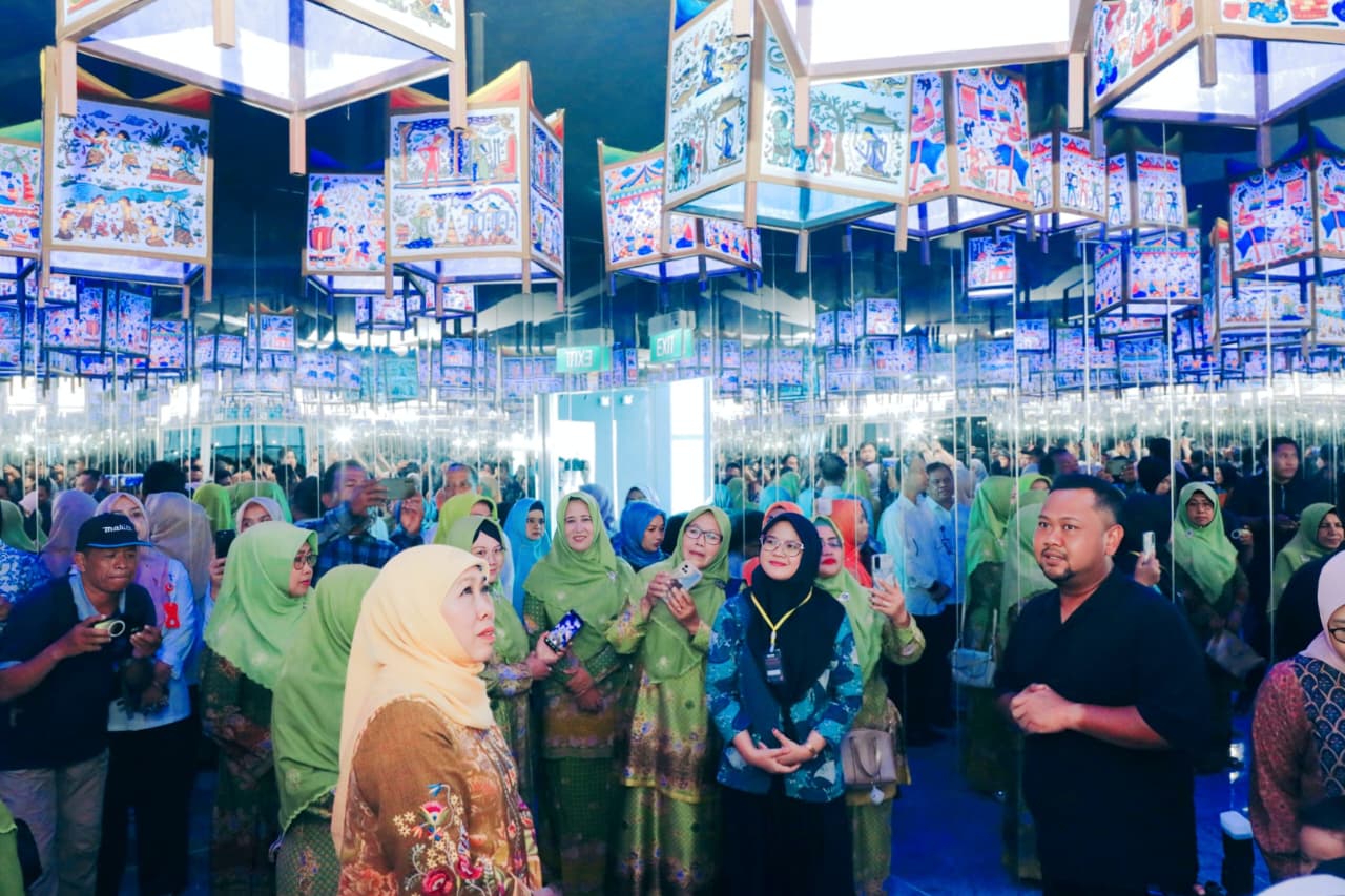 Gubernur Khofifah Bersama Keluarga Kunjungi Gresik Universal Science (GUS)