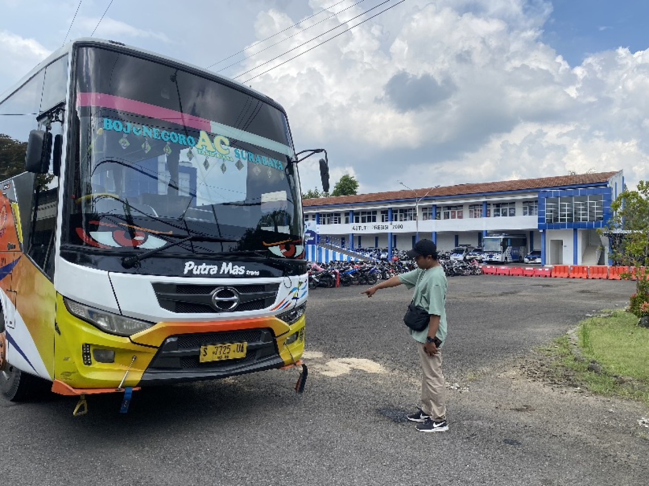 Bus Putra Mas Tabrak Motor di Depan RSUD Sumberrejo, Sopir Masih Diperiksa Polisi
