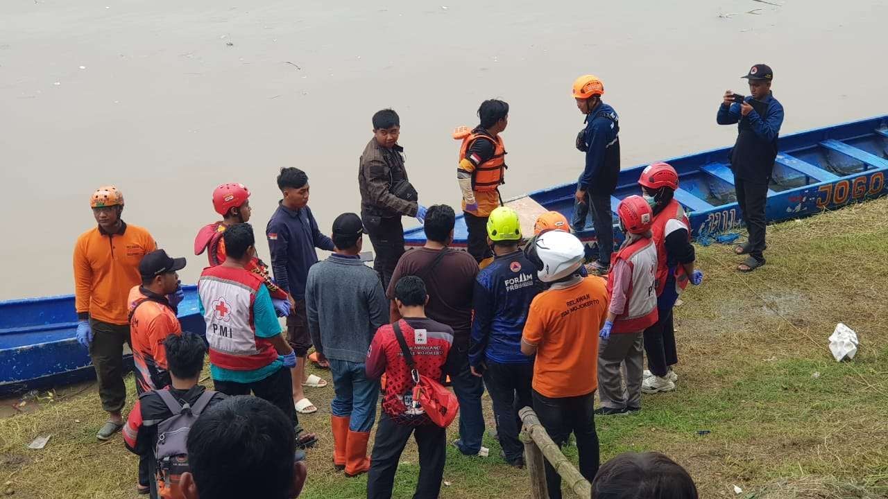 Mayat Perempuan Tanpa Identitas Mengapung di Sungai Brantas Mojokerto