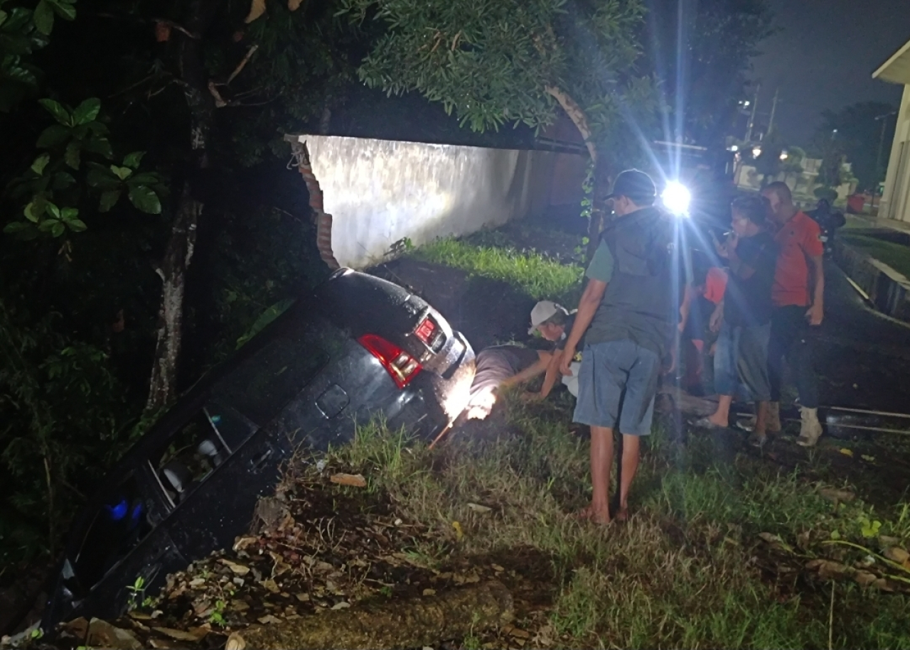 Mobil Dinas Diskominfo Jember Terperosok ke Jurang Akibat Longsor