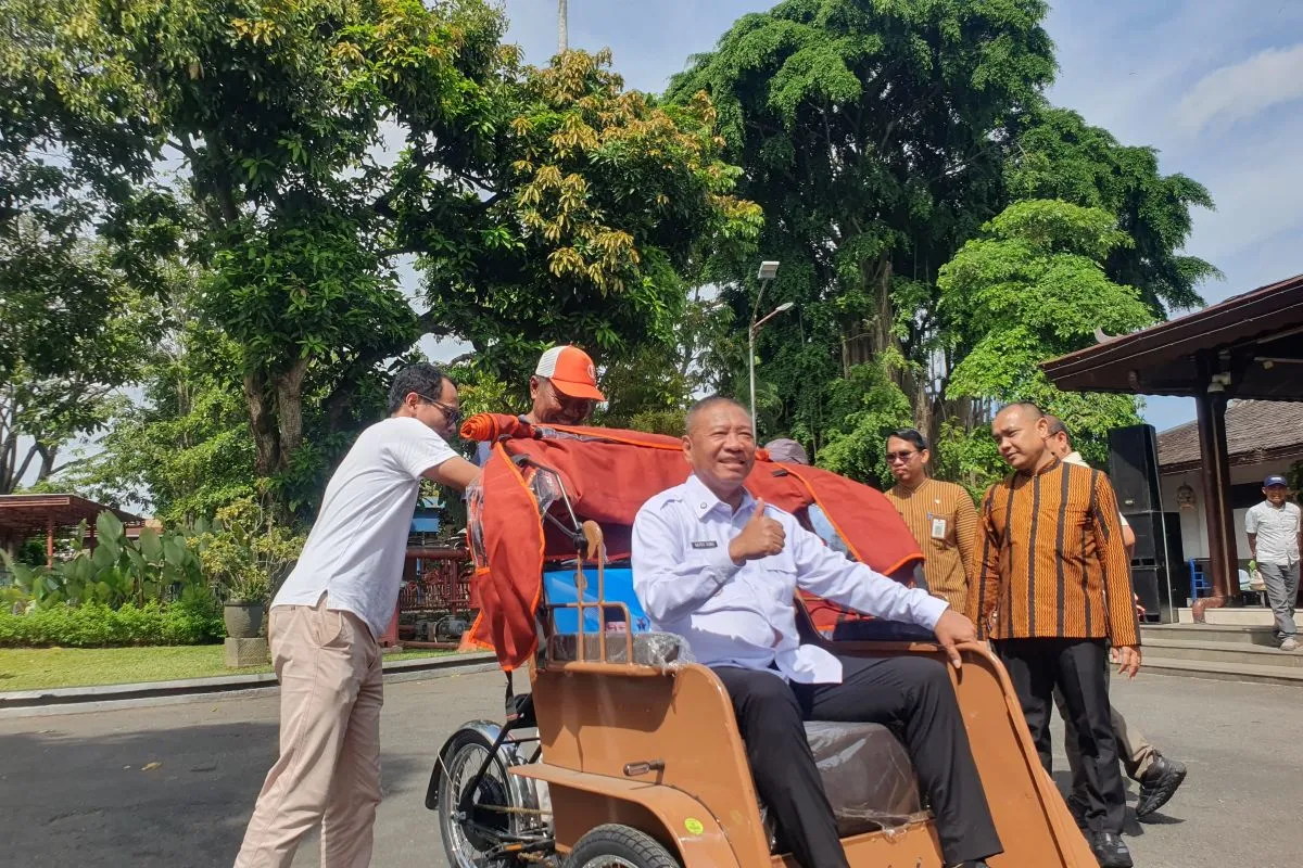 200 Tukang Becak Tulungagung Terima Becak Listrik