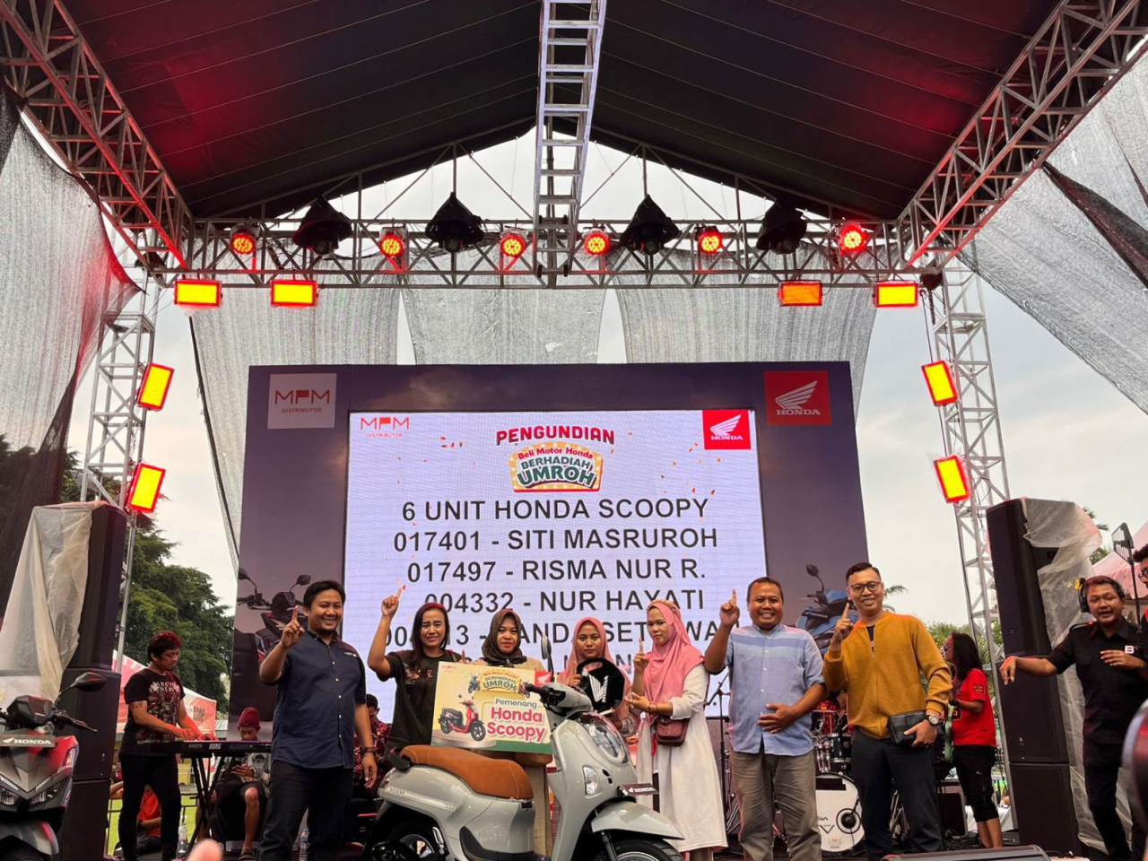 Beli Motor Dapat Umroh! Intip Kemeriahan Pengundian UKH Honda di Madiun