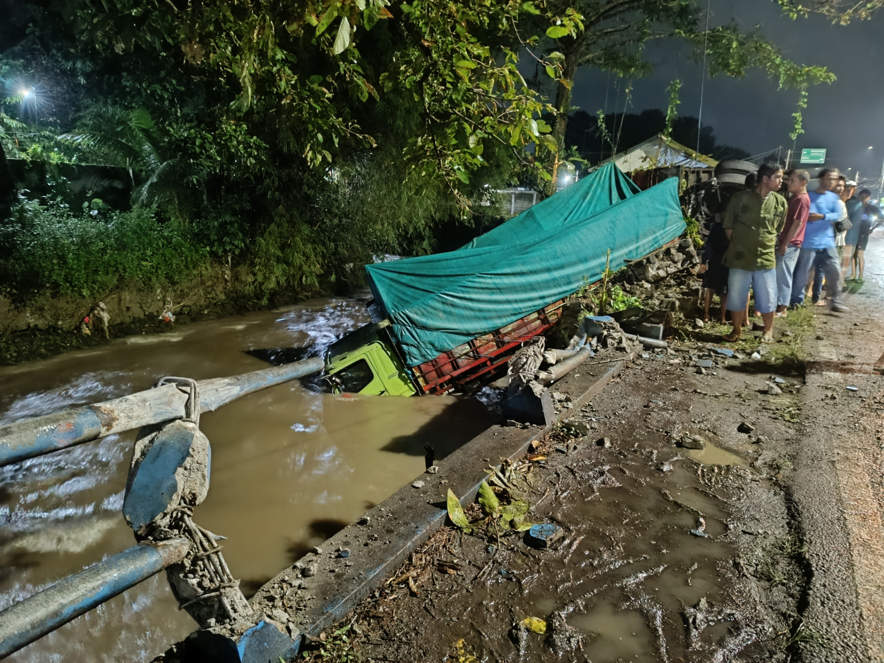 Tragedi Rem Blong di Jalur Nasional Jember, Truk Fuso Terjun ke Sungai
