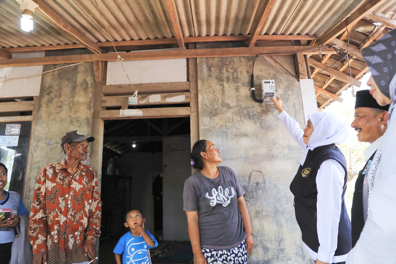 Targetkan Percepatan Elektrifikasi, Khofifah Tegaskan Siap Pasang Listrik Gratis Bagi 3.400 Rumah Tangga Miskin