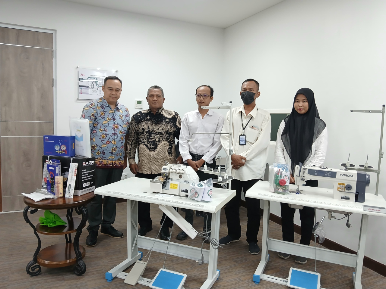 PT BKMS Salurkan Bantuan Alat Wirausaha Senilai Rp425 Juta Bagi Masyarakat Sekitar KEK Gresik