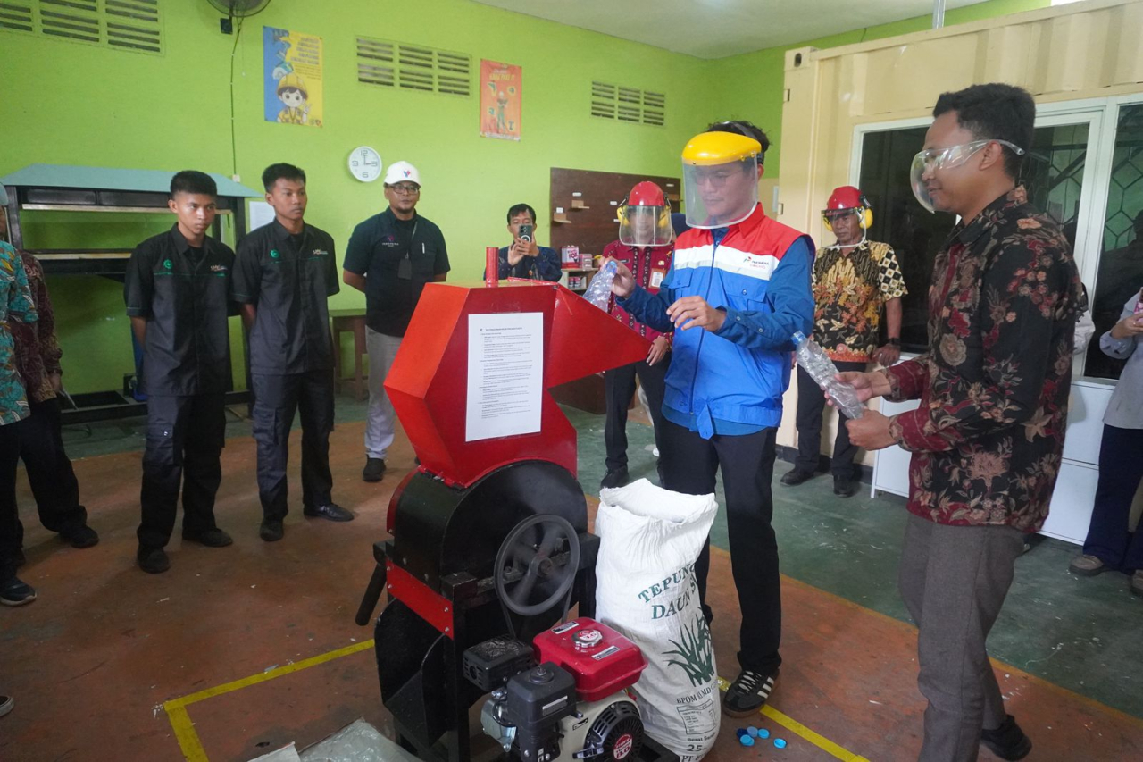 Wujudkan Sekolah Berbasis Lingkungan, PT Pertamina Lubricants Resmikan Bengkel Sampah di SMK Manbaul Ulum Gresik