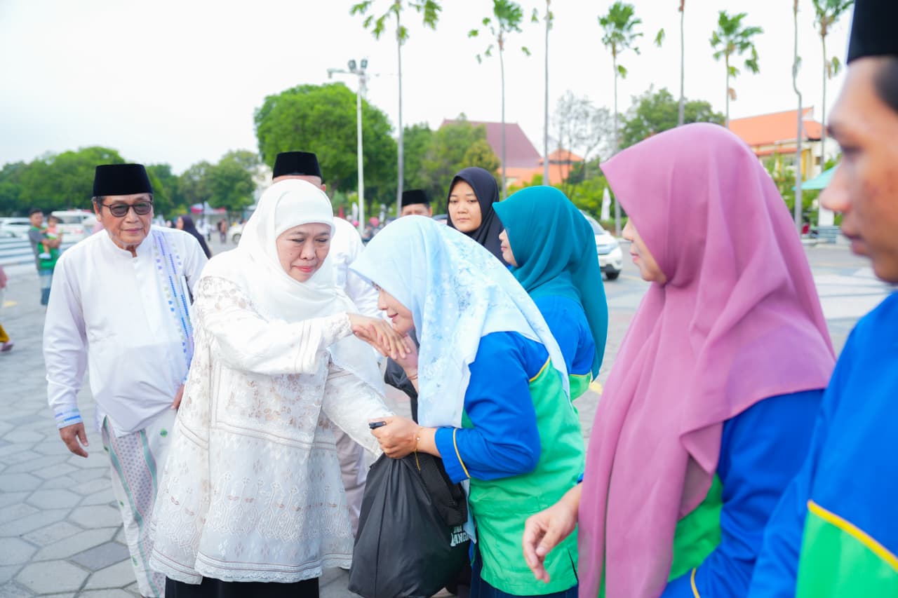 Sambut Ramadan, Gubernur Khofifah Salurkan Sembako untuk Marbot hingga Ojol di Surabaya
