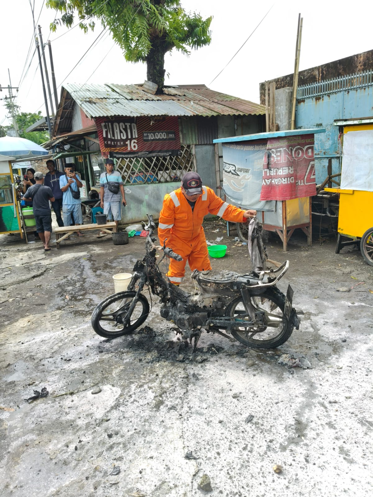 Diduga Korsleting, Motor Warga Bondowoso Hangus Terbakar di Depan SMPN 7 Jember