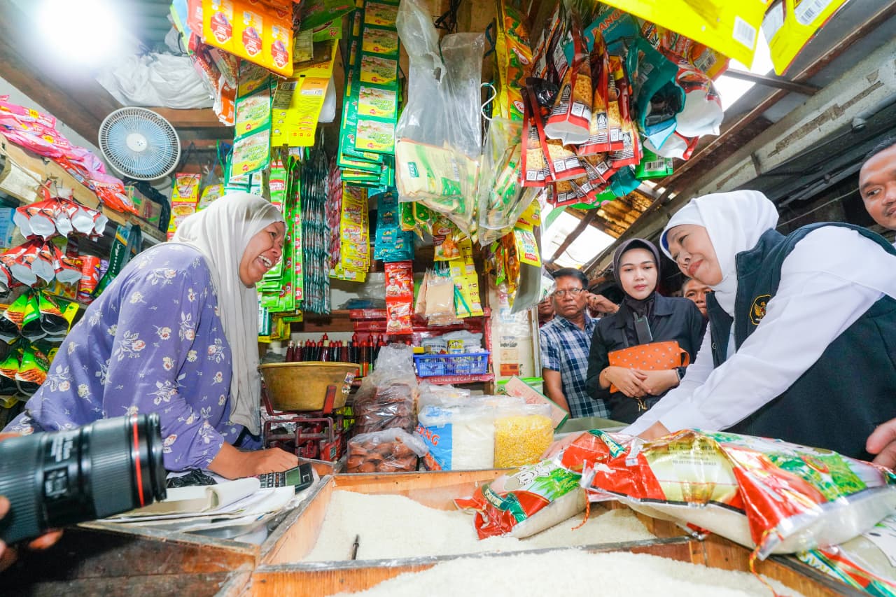 Gubernur Khofifah Tinjau Pasar Dukuh Kupang, Instruksikan Tambah Suplai Minyakita dan Telur