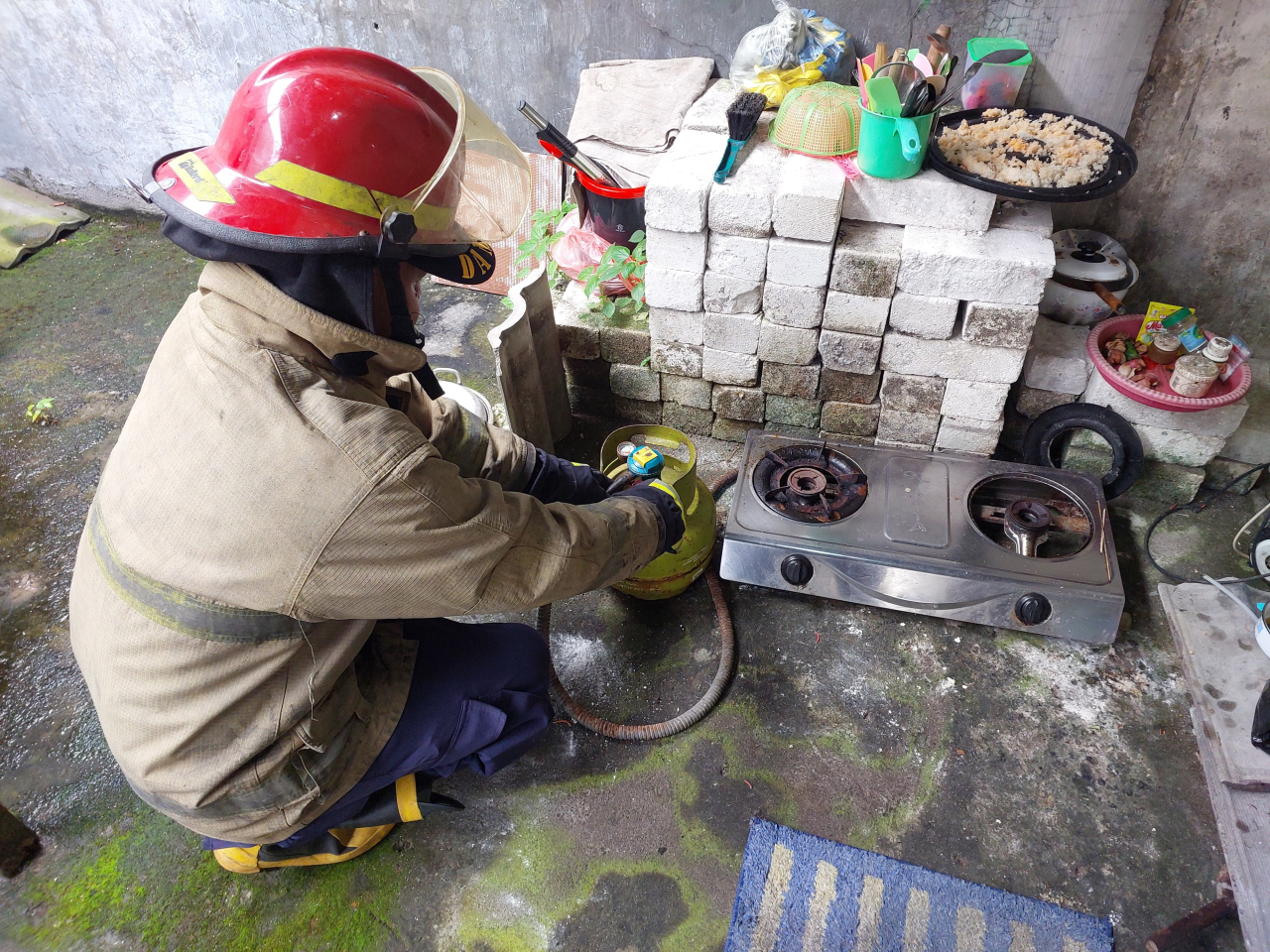 Gerak Cepat Tim Damkarla Gresik Jinakkan Semburan Api Elpiji di Perumahan Puri Asta Kencana