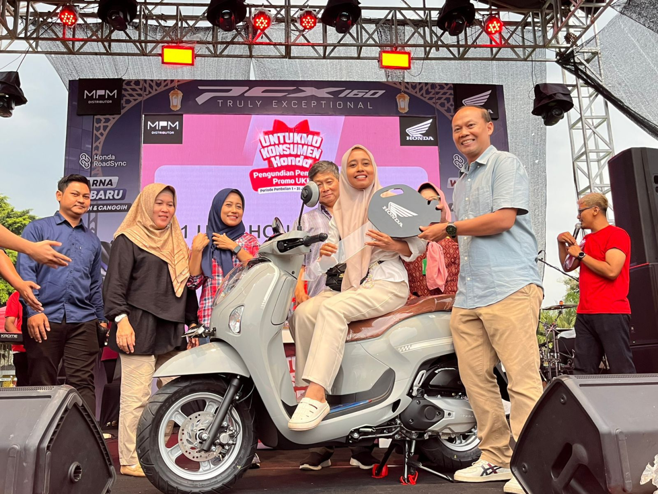 Kejutan di Lapangan Gulun: Konsumen Madiun Bawa Pulang Honda Scoopy dari Undian Untukmu Konsumen Honda