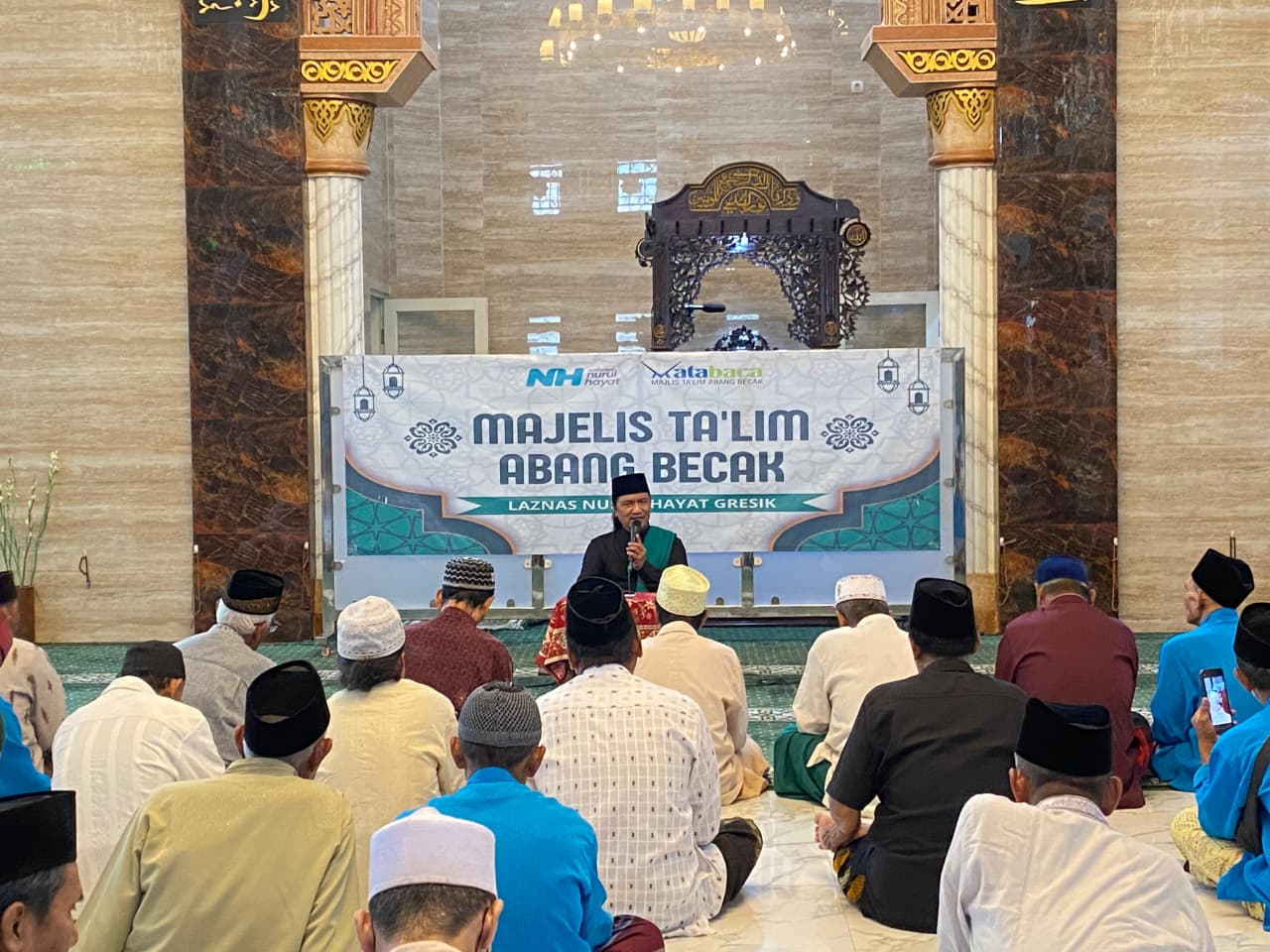 Nurul Hayat Gresik Berbagi Bahagia Ramadan Bersama Puluhan Abang Becak