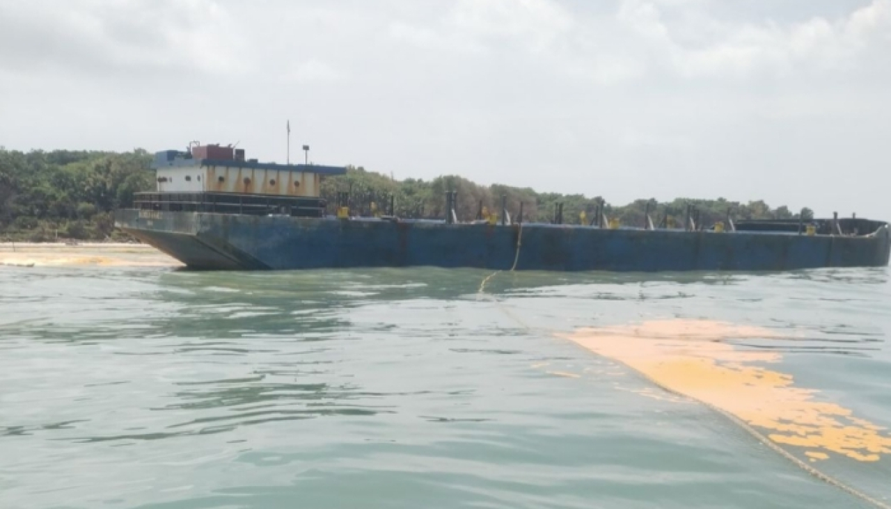 Dampak Tumpahan Minyak Mentah di Gili Iyang Sumenep Semakin Meluas