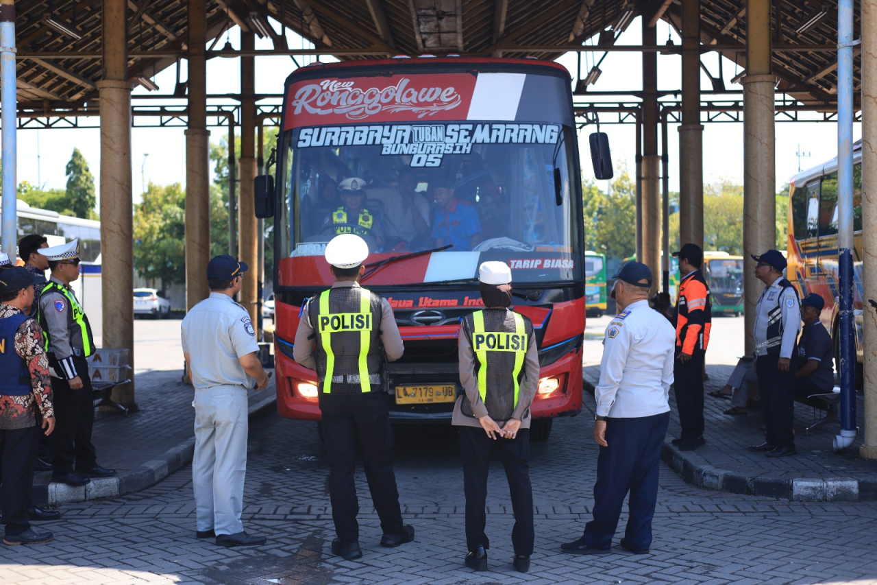Bus di Terminal Bunder Gresik Diperiksa Kelayakannya