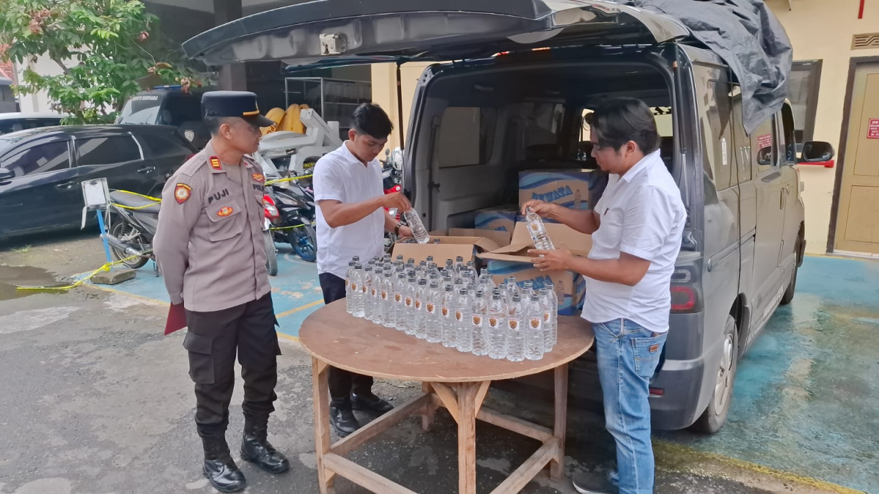 Satreskrim Polres Sampang Gagalkan Penyelundupan 12 Karton Arak Bali