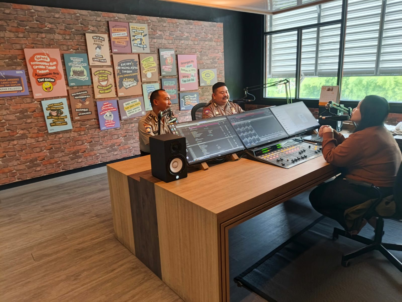 Lewat Dialog Radio, Sat Binmas Polres Gresik Ajak Warga Perkuat Keamanan Selama Ramadan