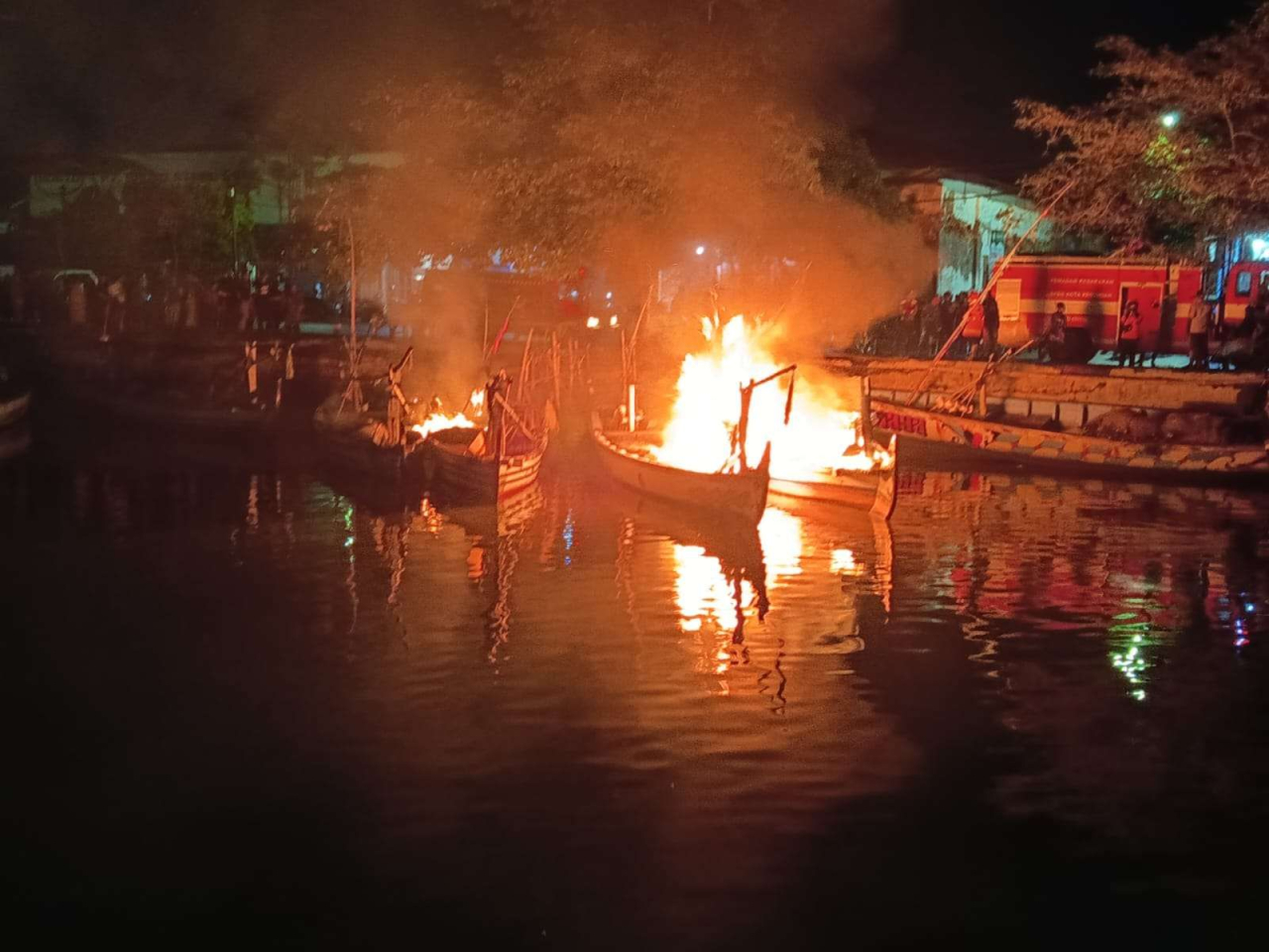 Bentrok Antar Nelayan di Pasuruan, Empat Perahu Ikan Dibakar