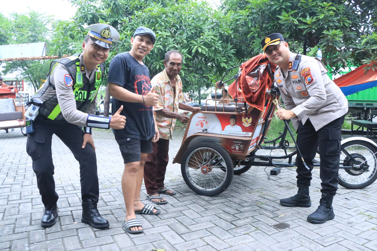 Pembecak Listrik Dapat Helm Gratis dari Kapolres Gresik