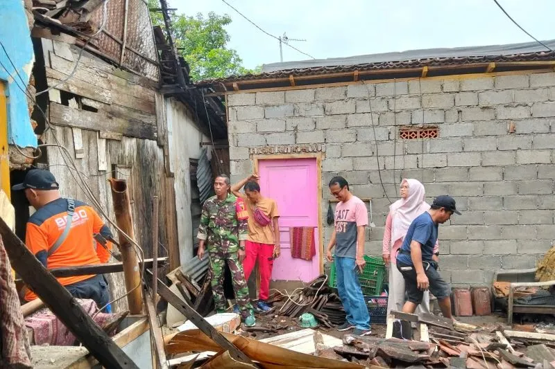Tiga Rumah Ambruk Akibat Hujan Deras Disertai Angin Kencang di Situbondo