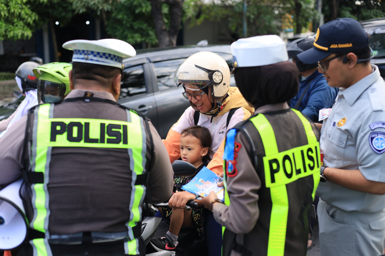 Satlantas Polres Gresik Bagi Hadiah Coklat Buat Pengendara Tertib Lalin